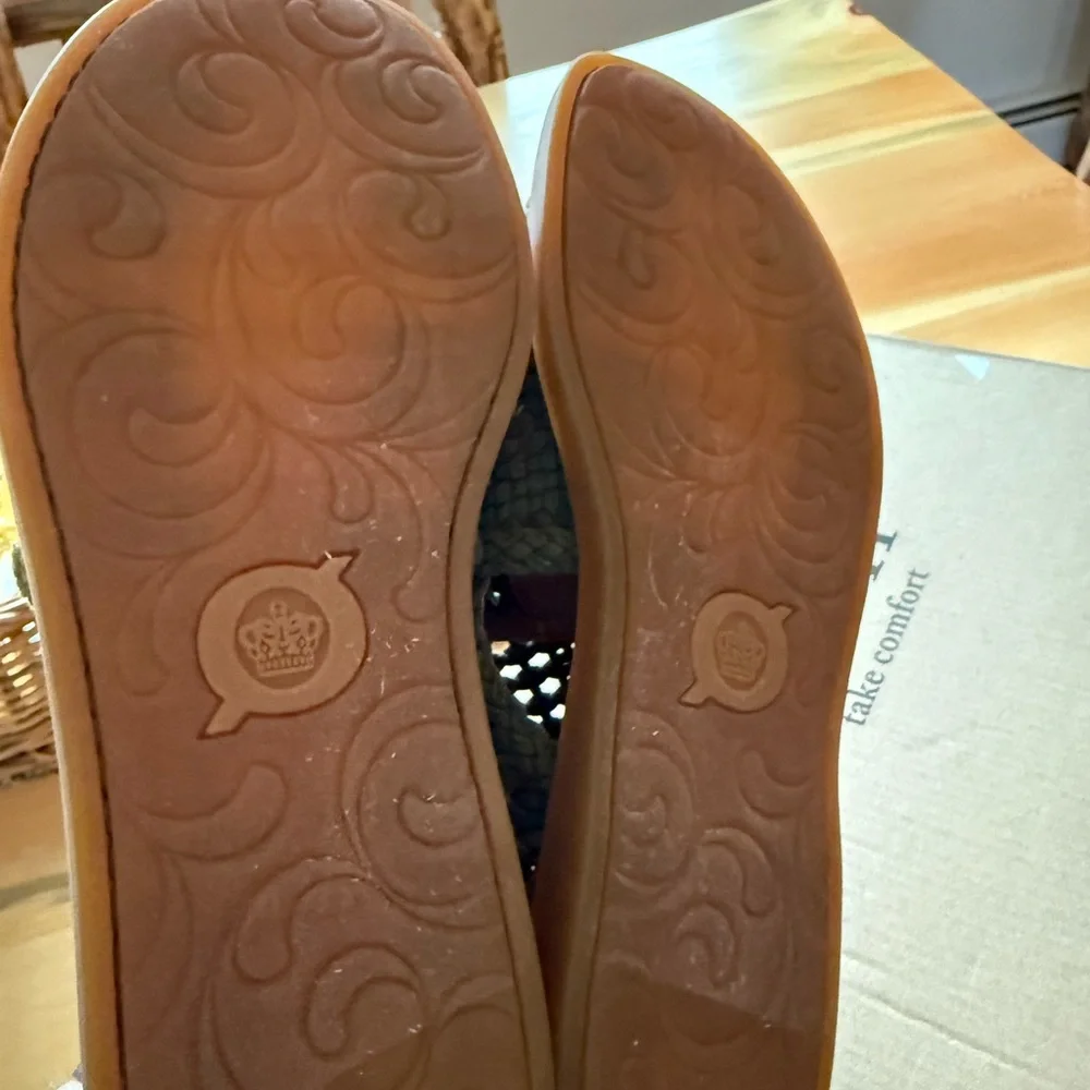 Born Olive Woven Sandals - Picture 6 of 9